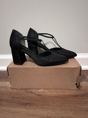 Anne Klein Size 7.5 Black T-Strap Block Heel Pumps. Never worn